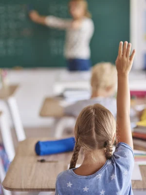 girl-knowing-best-answer-question_result escuela contumami